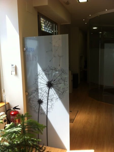 Una pizarra blanca con un diente de león encima.