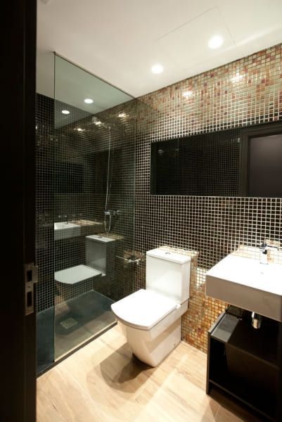 Un baño con inodoro, lavabo y ducha.