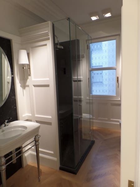 Un baño con lavabo y ducha.