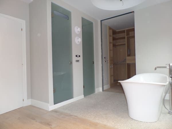 Un baño con bañera y vestidor.