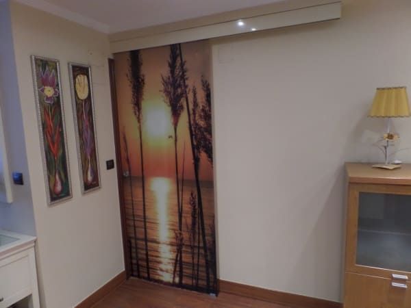Una puerta corrediza con una imagen de una puesta de sol.