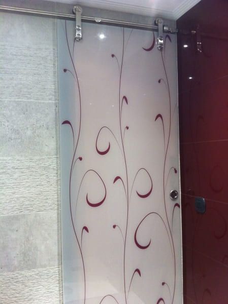 Una puerta corrediza de vidrio con un diseño floral.