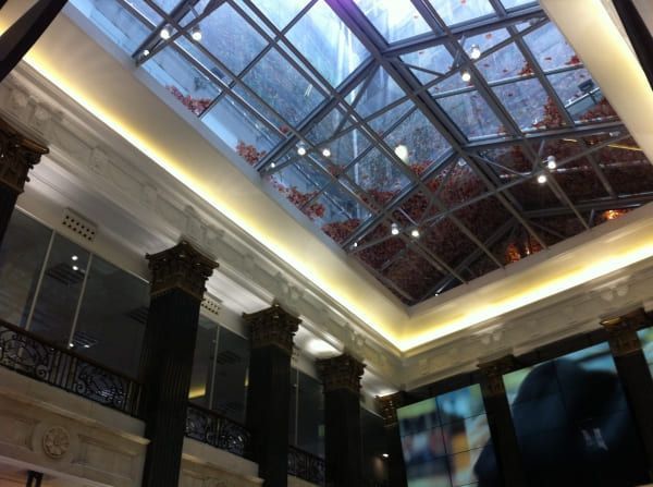 Un edificio con un techo que tiene un techo de vidrio