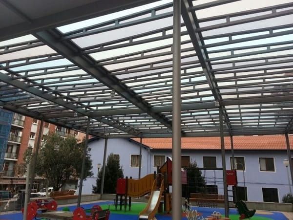 Un parque infantil con techo transparente