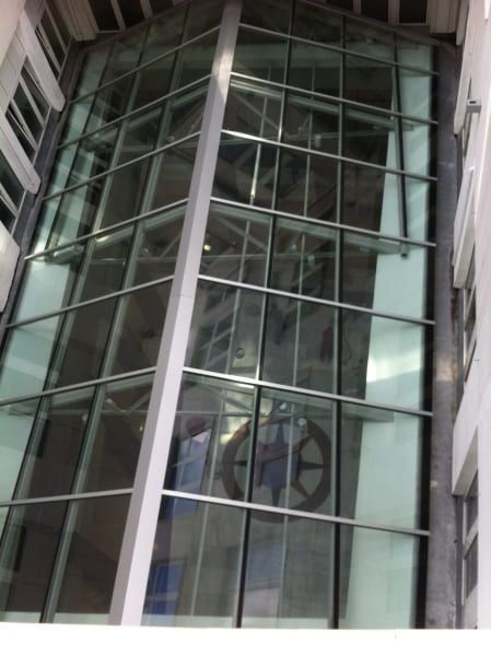 Mirando hacia arriba a un edificio con muchas ventanas