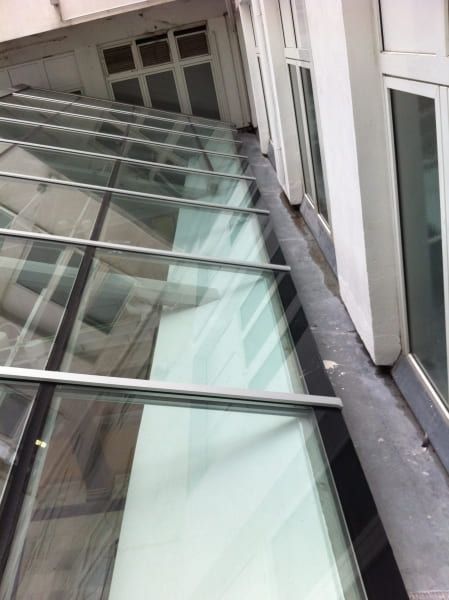 Un edificio con techo de cristal y muchas ventanas.