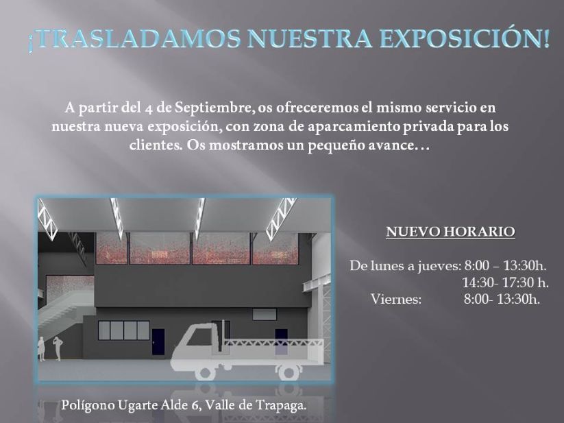 Un cartel español con un camión delante de un edificio.