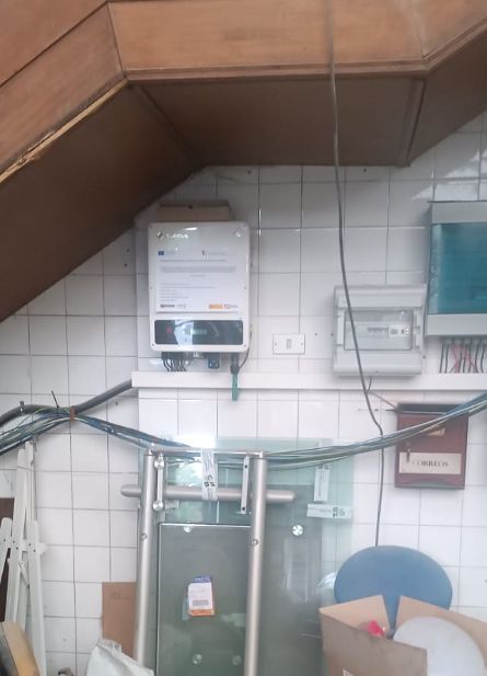 Una habitación con muchos cables colgando del techo.