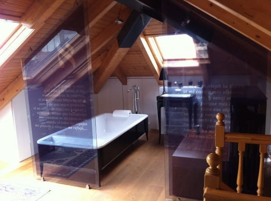 Un baño con una bañera en el medio.