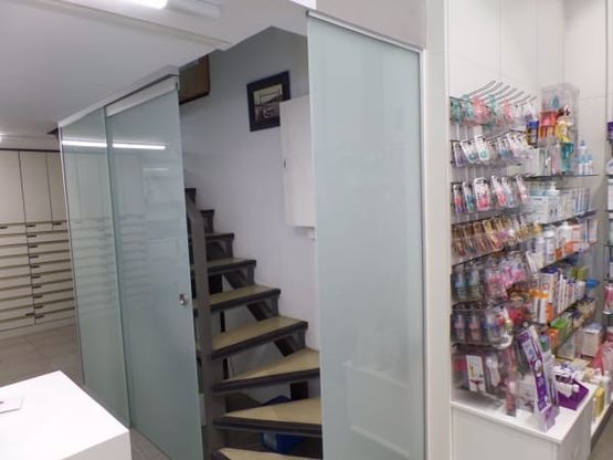 Hay una escalera que conduce al segundo piso de una tienda.