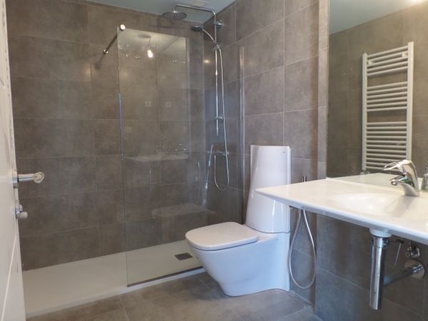 Un baño con inodoro, lavabo y ducha.