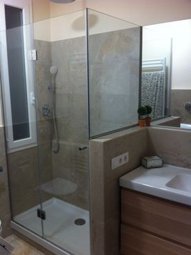 Un baño con ducha y lavabo.