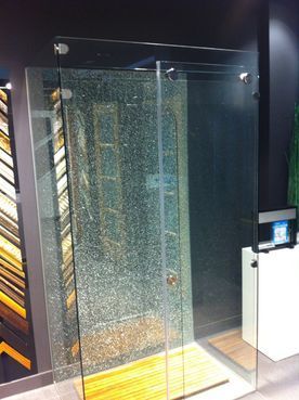 Una cabina de ducha con puertas corredizas de vidrio en un baño.