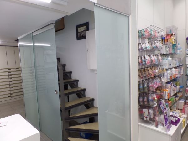 Una escalera que conduce al segundo piso de una farmacia.