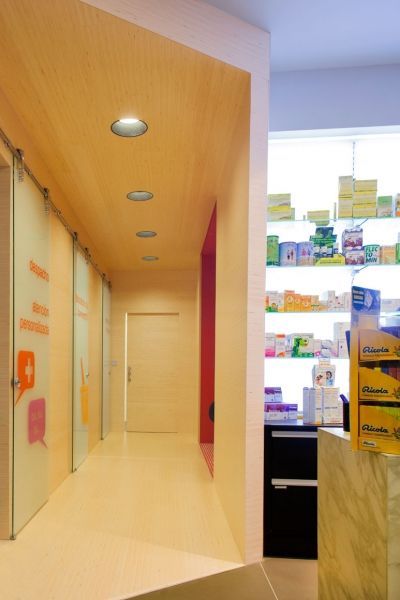 Un pasillo en una farmacia con estantes llenos de medicamentos.