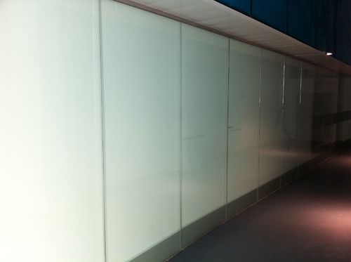 Un pasillo con paredes blancas y techo azul.