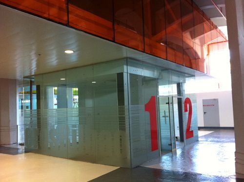 Un edificio con los números 1 y 12.