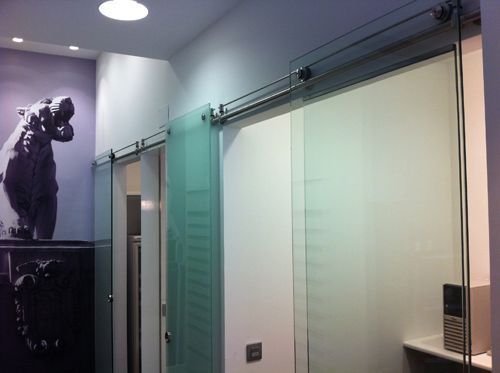 Una habitación con puertas corredizas de vidrio y un cuadro en la pared.