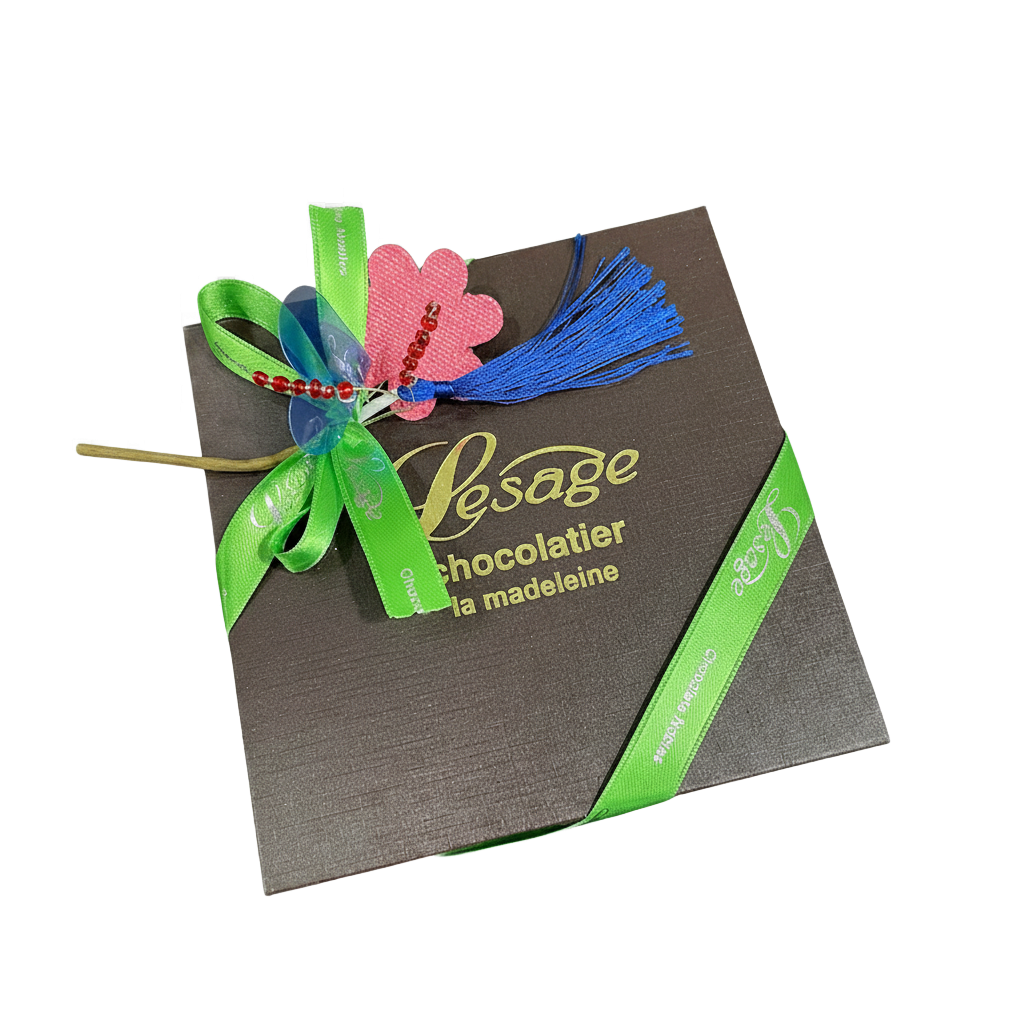 Coffret cadeau avec ruban vert et nœud coloré