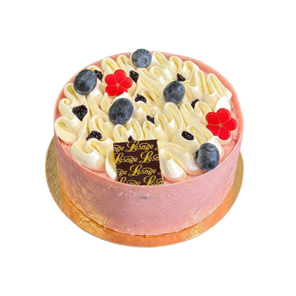 Gâteau rond garni de volutes de crème, de myrtilles et de fleurs rouges, présenté sur un plateau doré.