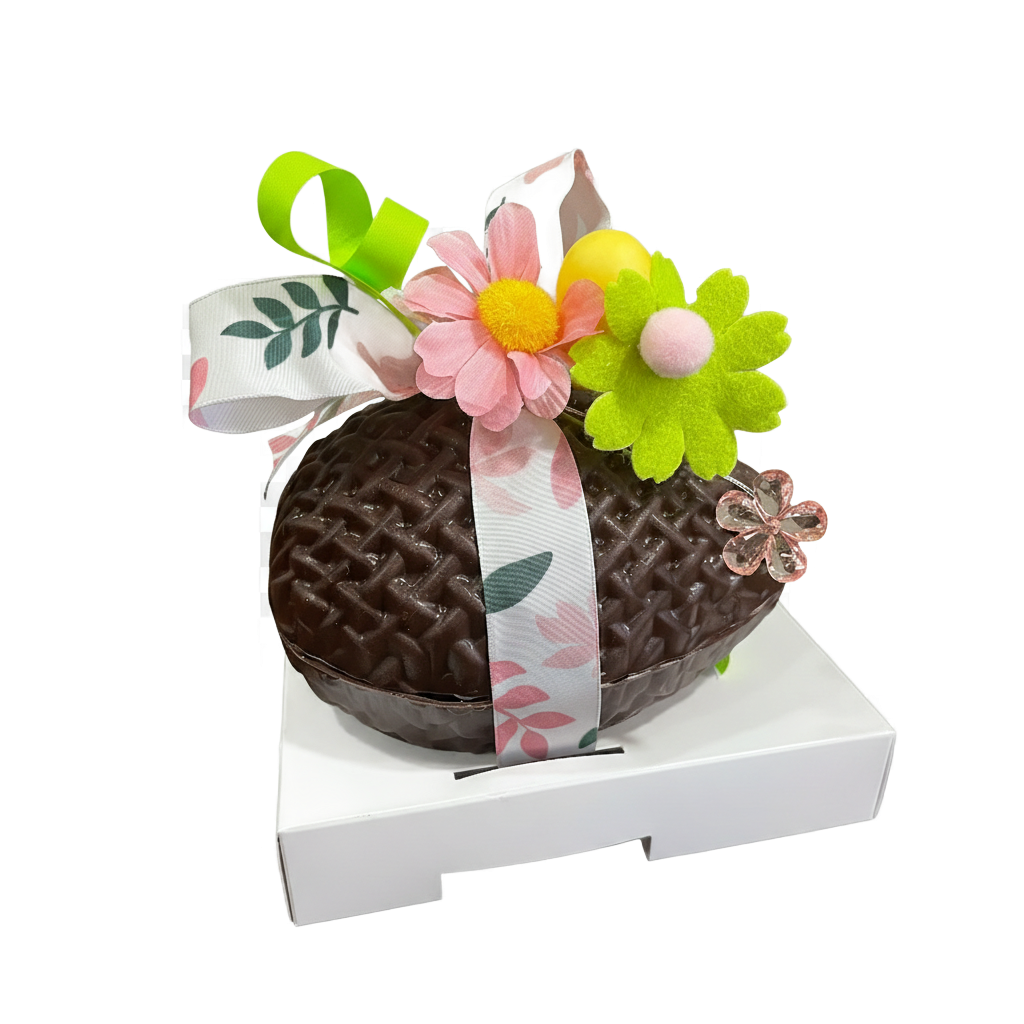Œuf en chocolat décoré d'un noeud en tissu.