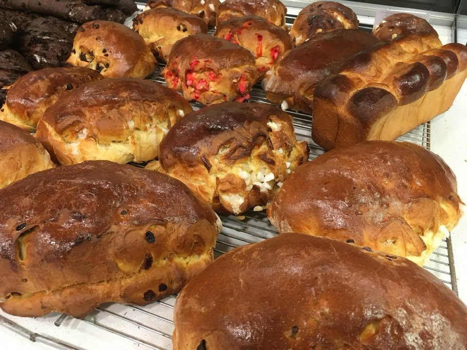 Plateau de viennoiseries, brioches et cramiques.