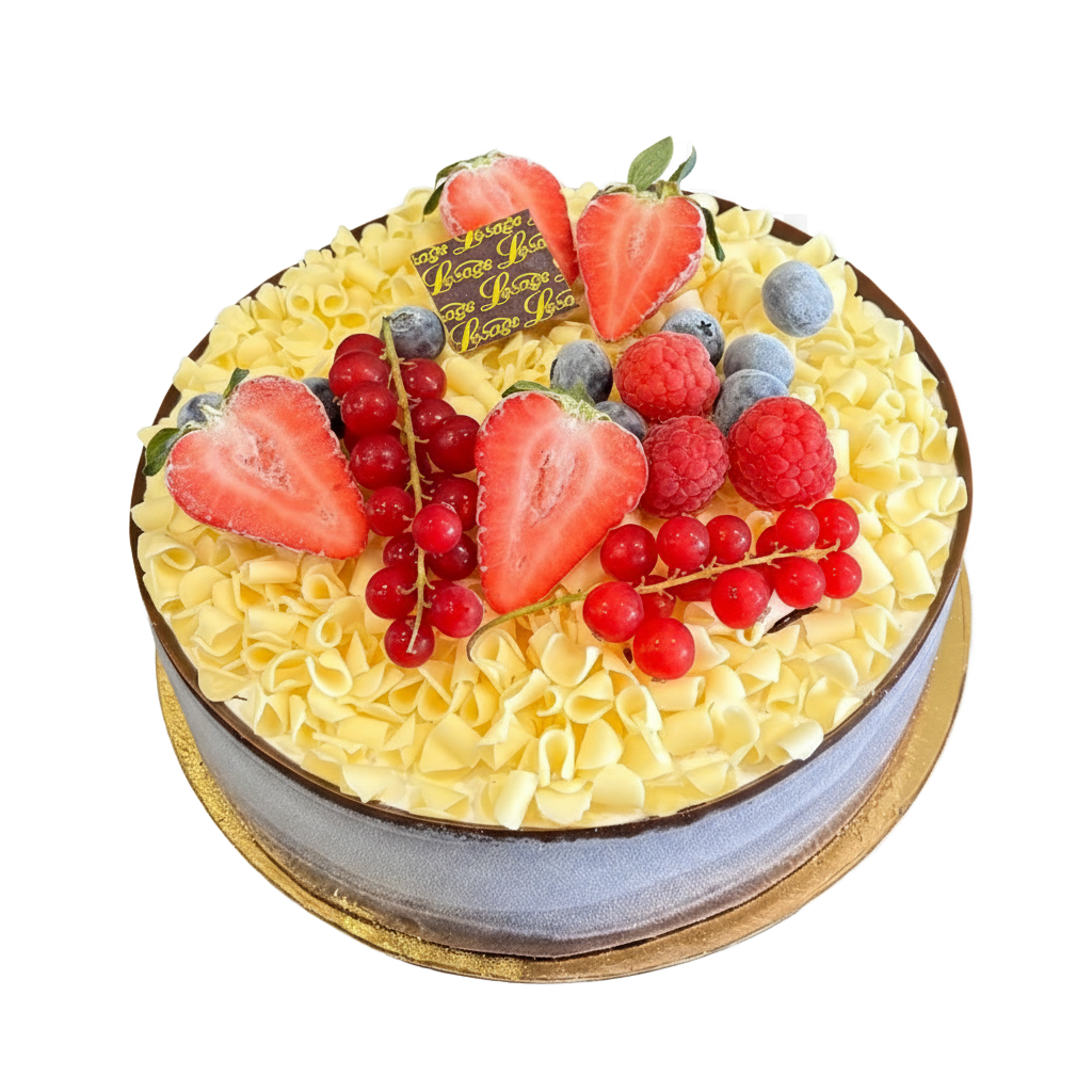 Gâteau garni de fruits et copeaux de chocolat blanc.