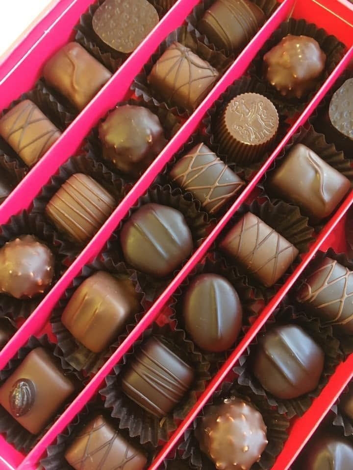 Gros plan sur des chocolats dans une boîte