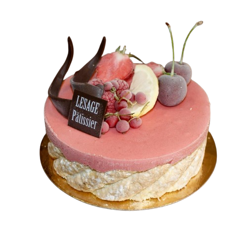 Gâteau rose aux baies, décoré de chocolat, présenté sur un plateau doré.