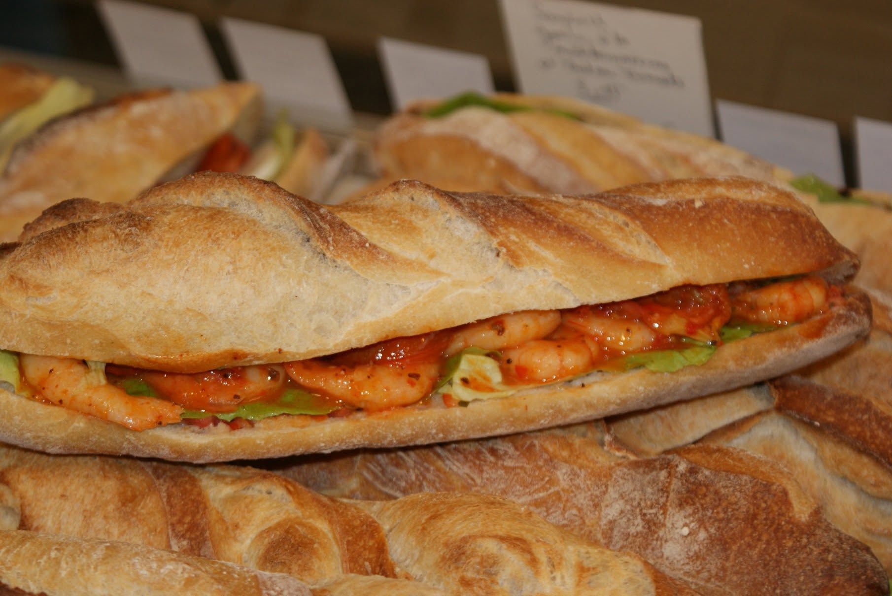 Sandwich garni de crevettes.