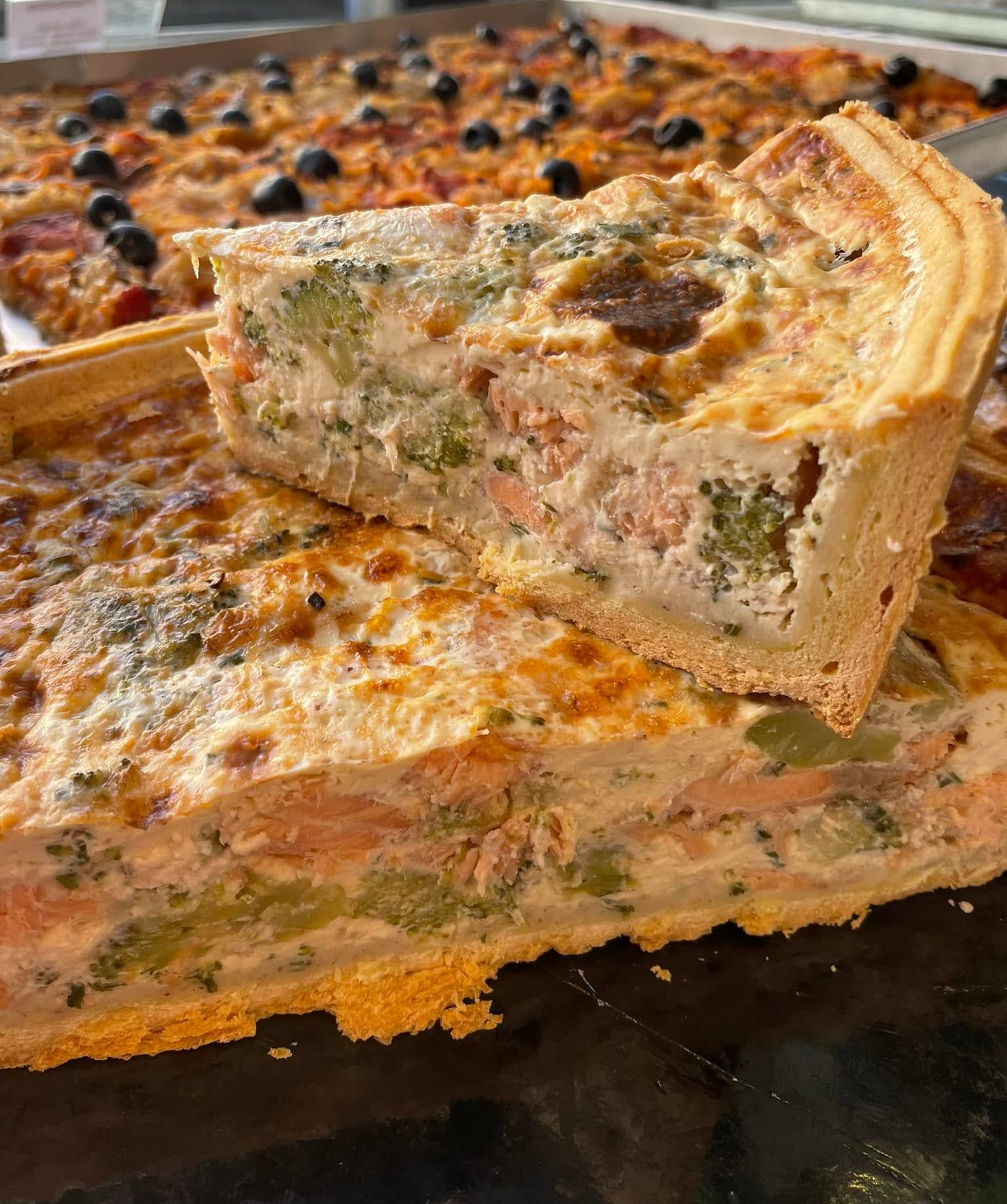 Une part de quiche saumon brocoli