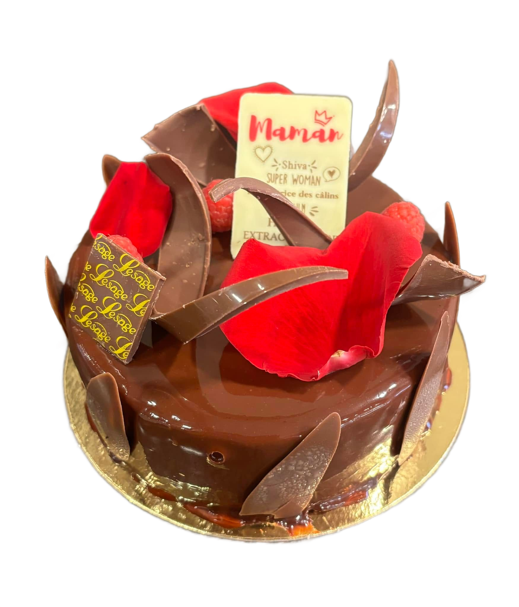 Gâteau au chocolat décoré de grands copeaux et de pétales rouges