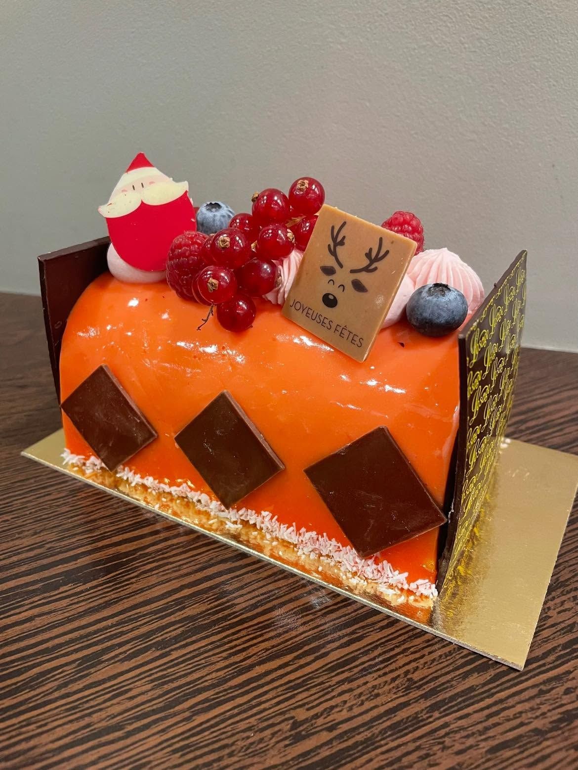 Bûche décorée d'un glaçage rouge.
