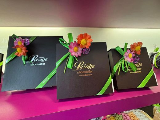 Un œuf de Pâques en chocolat entouré d'un nœud.
