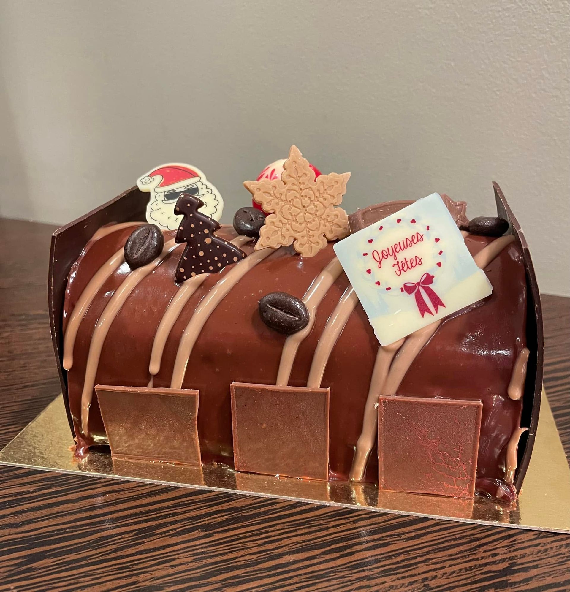 Bûche au chocolat décorée.