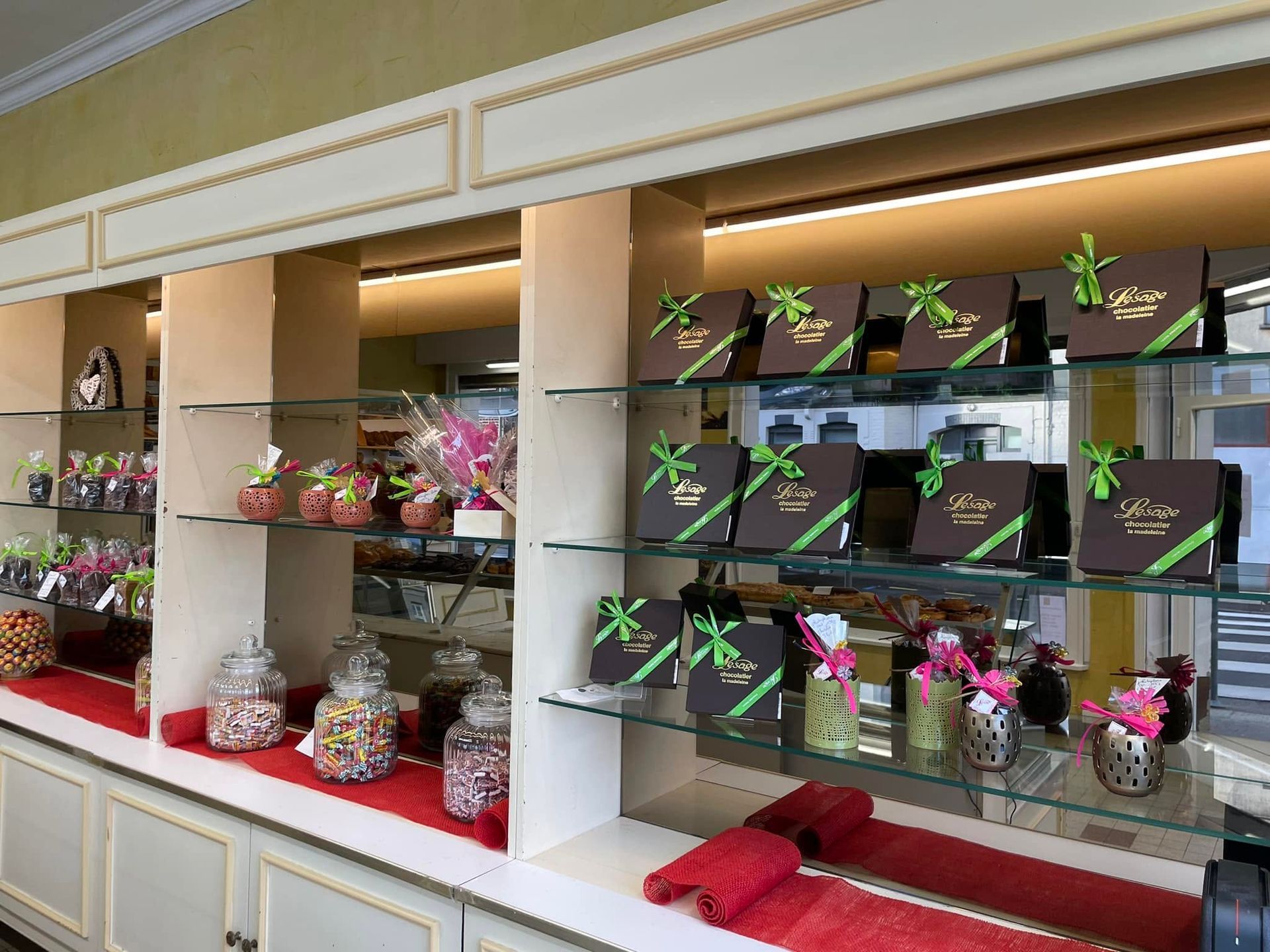 Vitrine de boulangerie présentant un assortiment de coffrets cadeaux et assortiments.