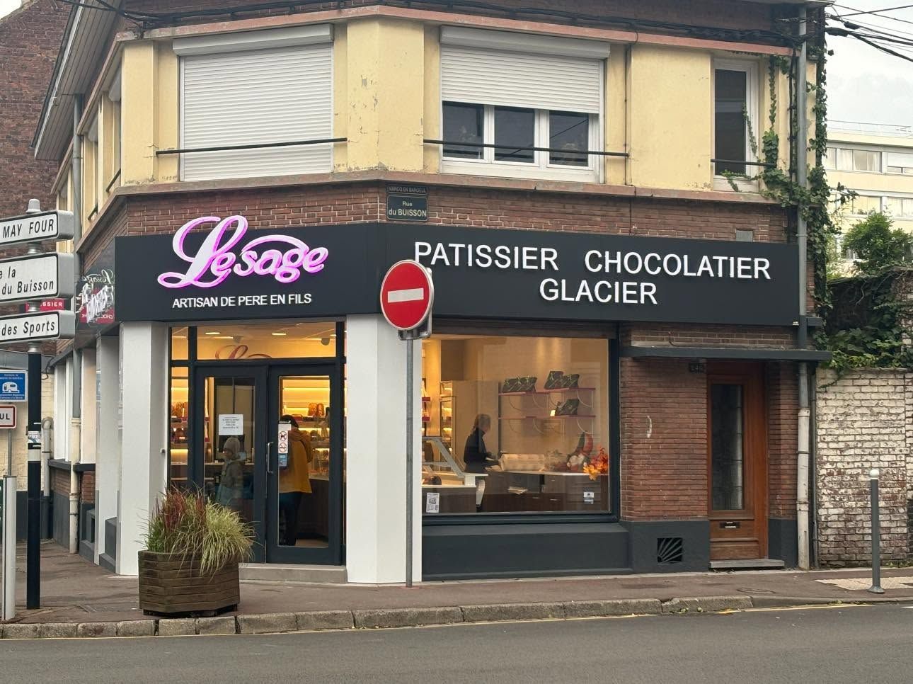 Devanture de la Pâtisserie Lesage.