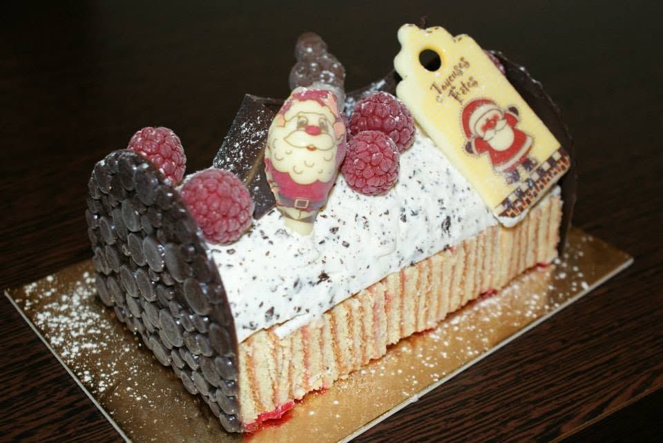 Bûche aux framboises et décorations en chocolat.