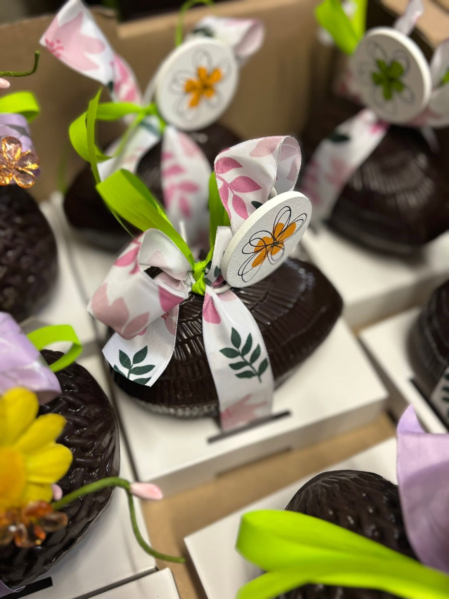 Des œufs de Pâques en chocolat noir.