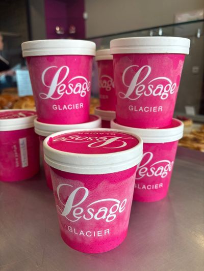Pots de glaces roses empilés.