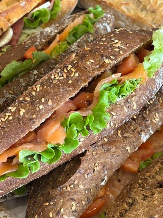 Sandwichs empilés avec du pain complet aux graines, de la laitue et une garniture au saumon
