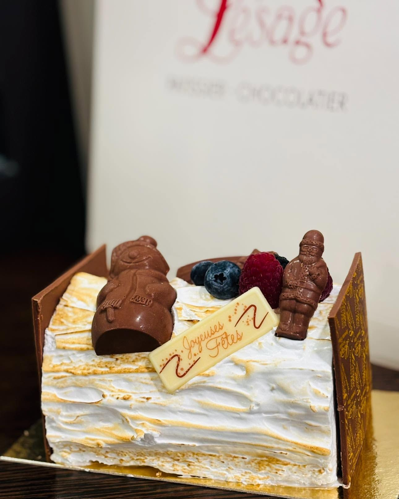 Bûche couverte de meringue et de décorations en chocolat.