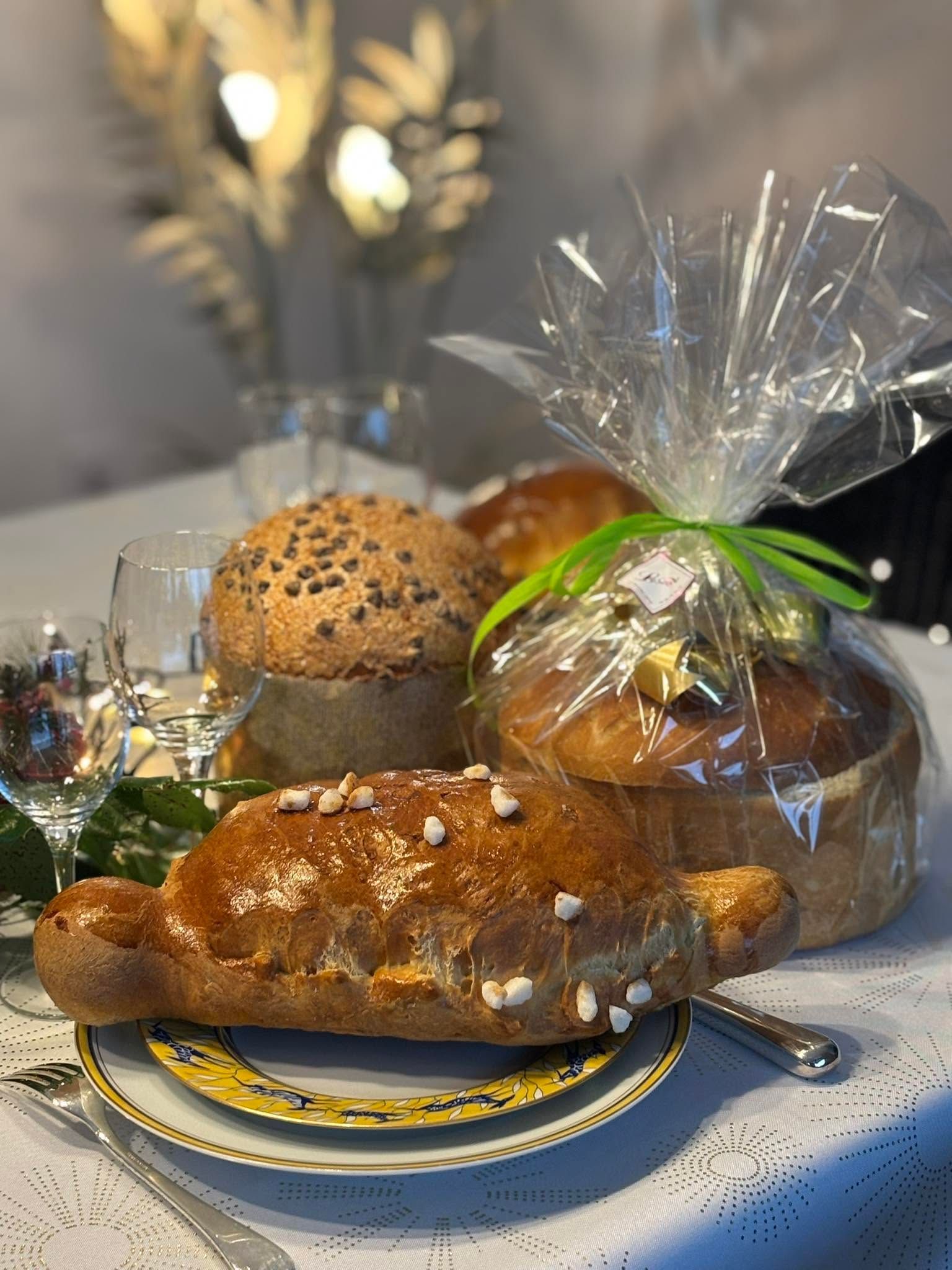 Assortiment de pains et de pâtisseries décorés, disposés sur une table de fête.