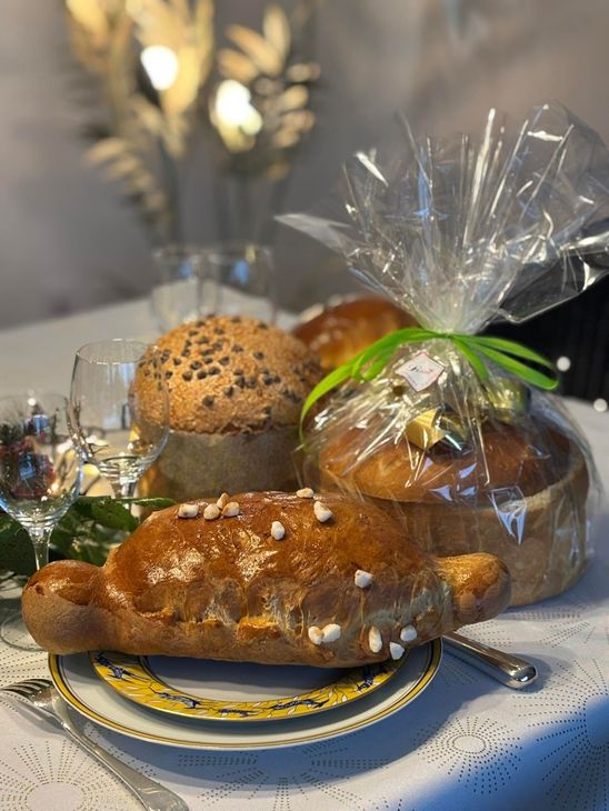 Des pains disposés sur une table de fête.