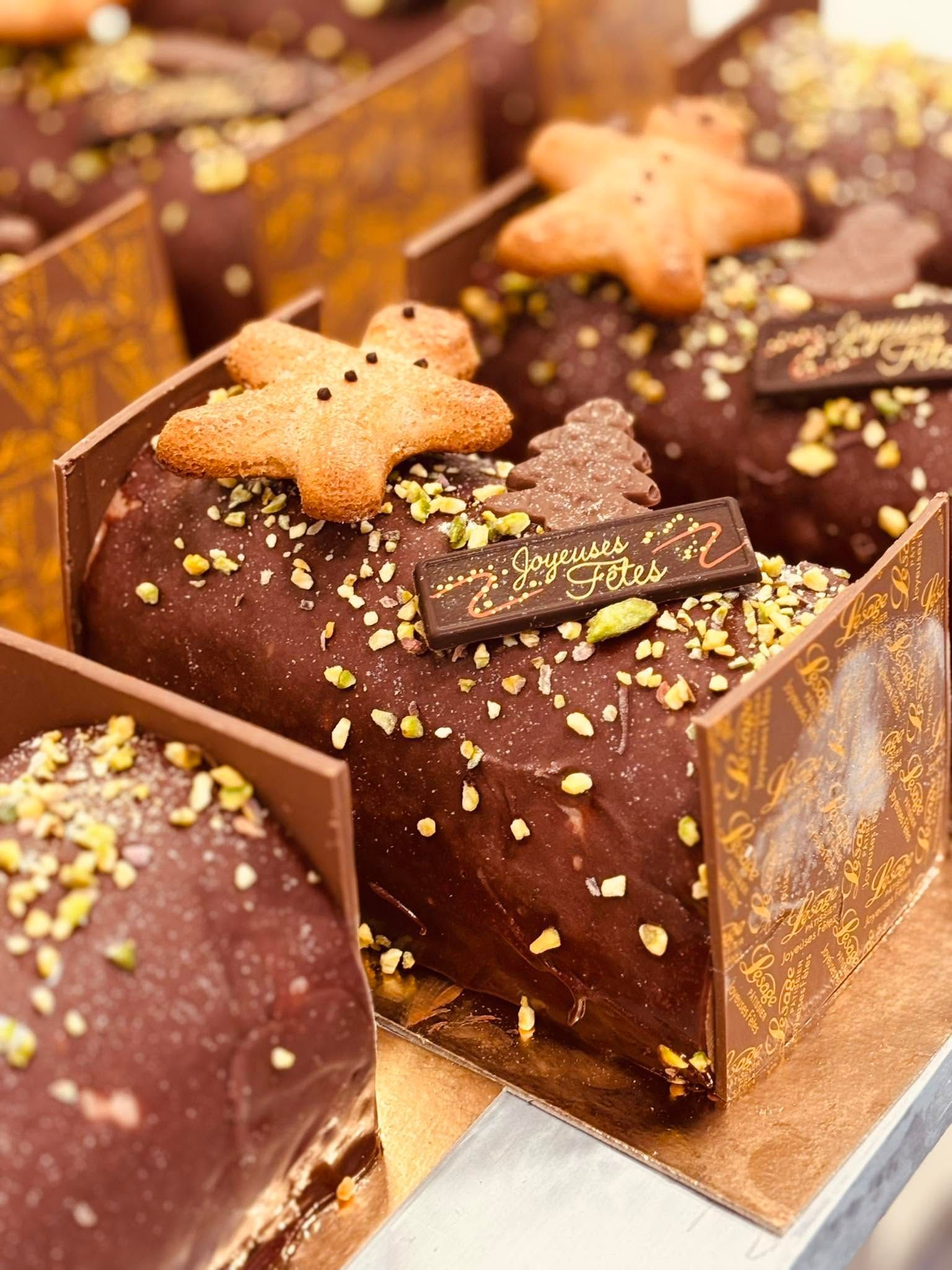 Plusieurs bûches au chocolat décorées.
