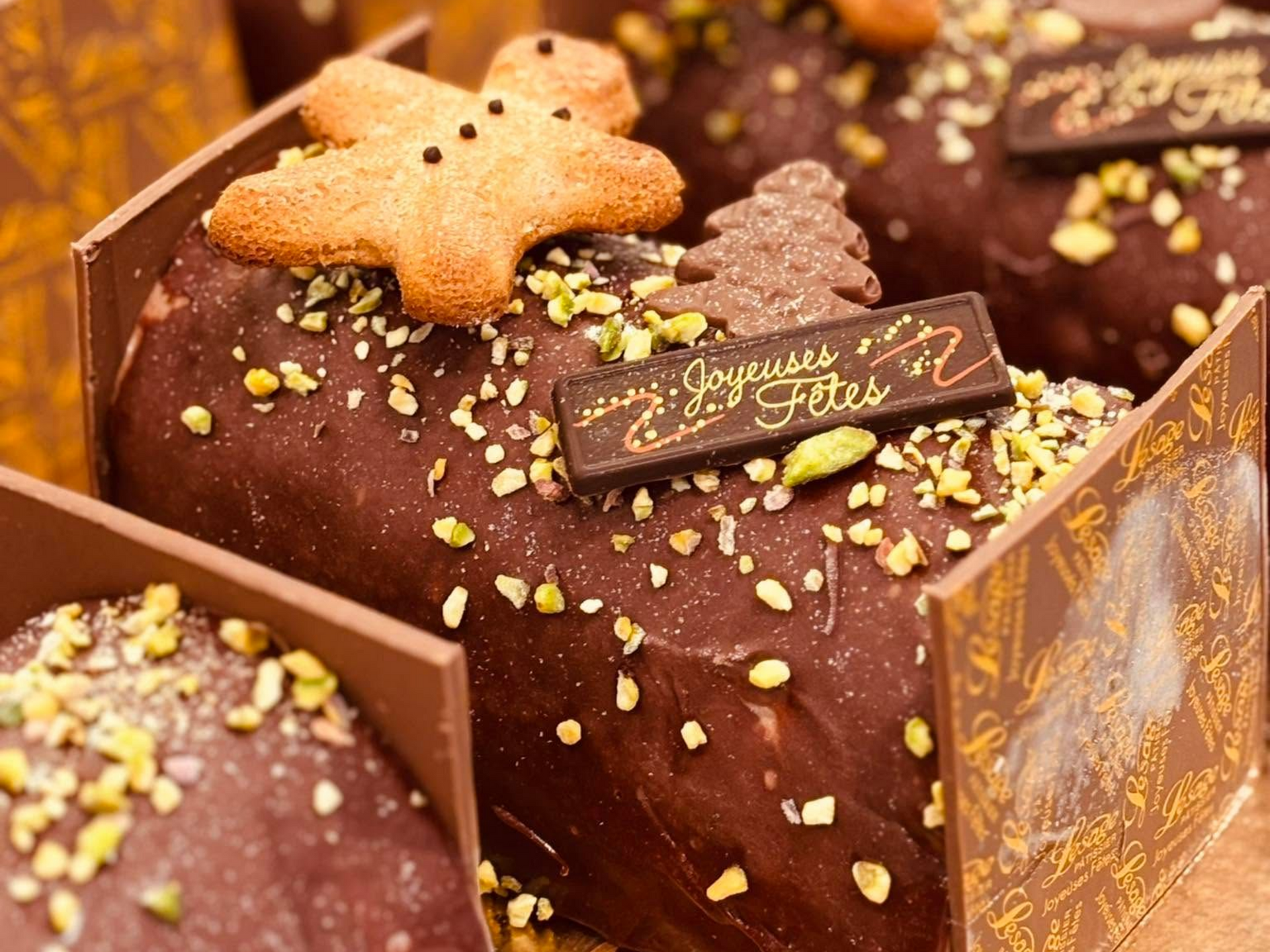Des bûches de Noël en chocolat décorées.