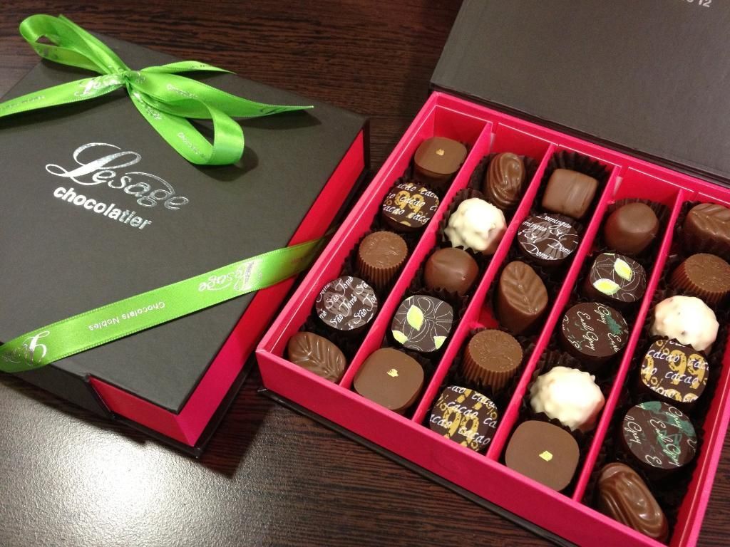 Boîte cadeau ouverte présentant des chocolats.