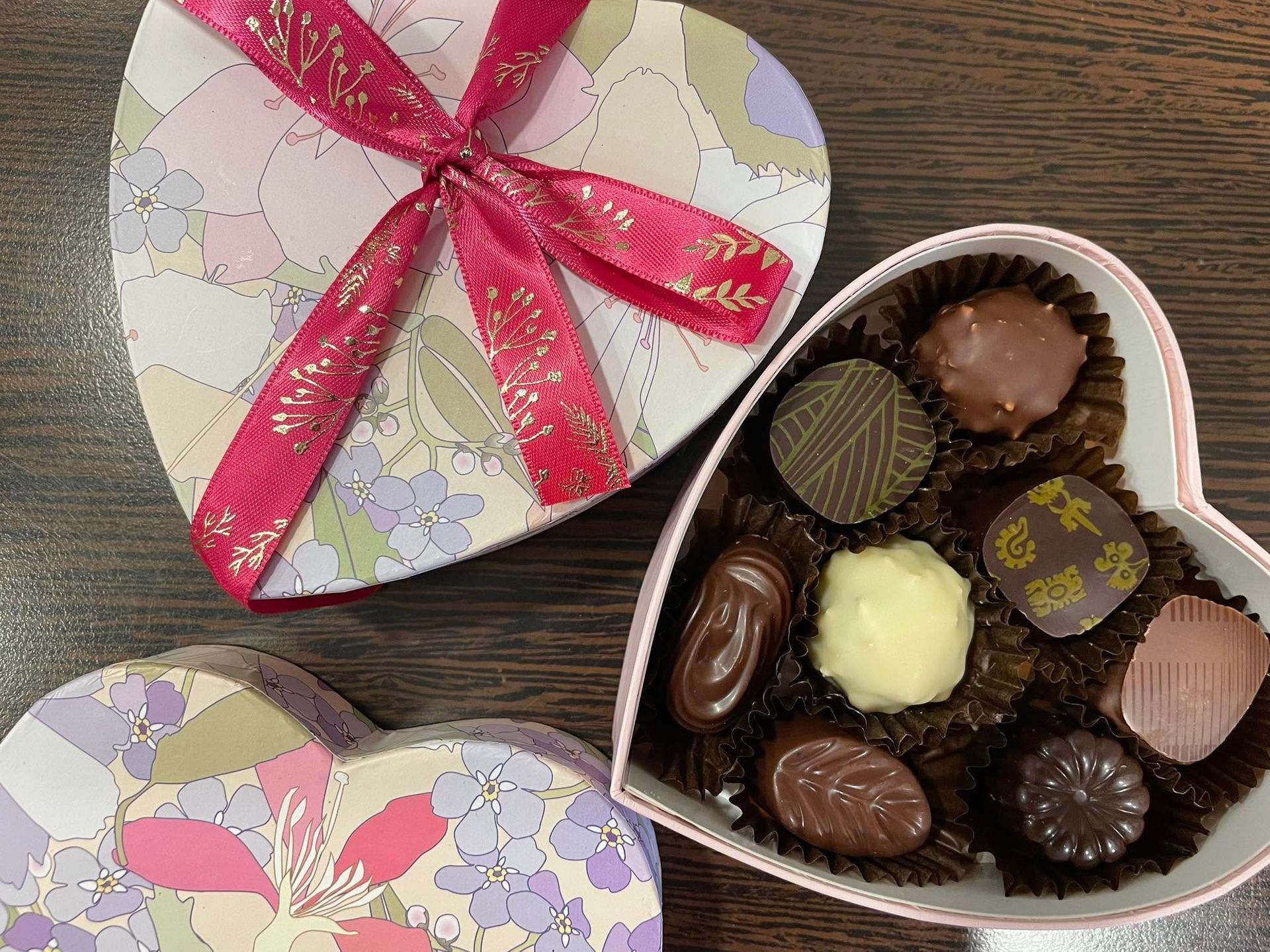 Des chocolats dans une boîte ouverte en forme de coeur