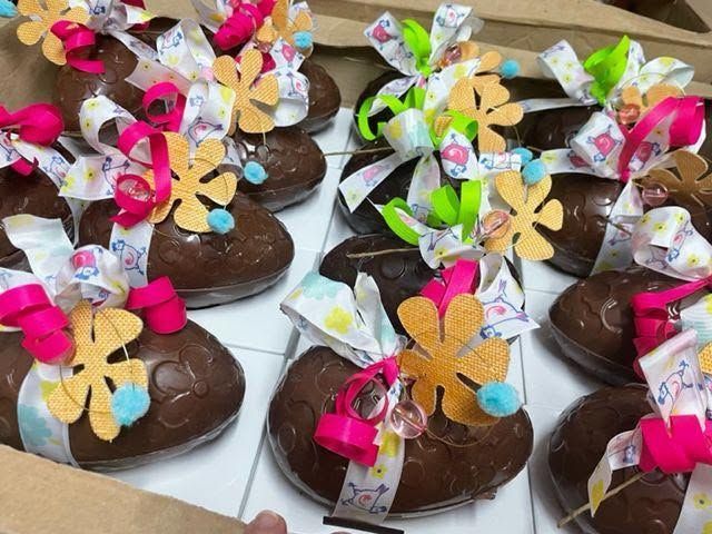 Des oeufs de Pâques en chocolats décorés de rubans de couleur