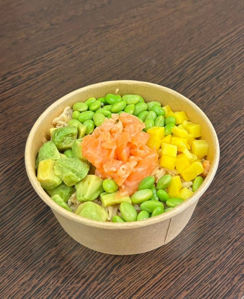 Poke bowl avec saumon, avocat, edamame et mangue.